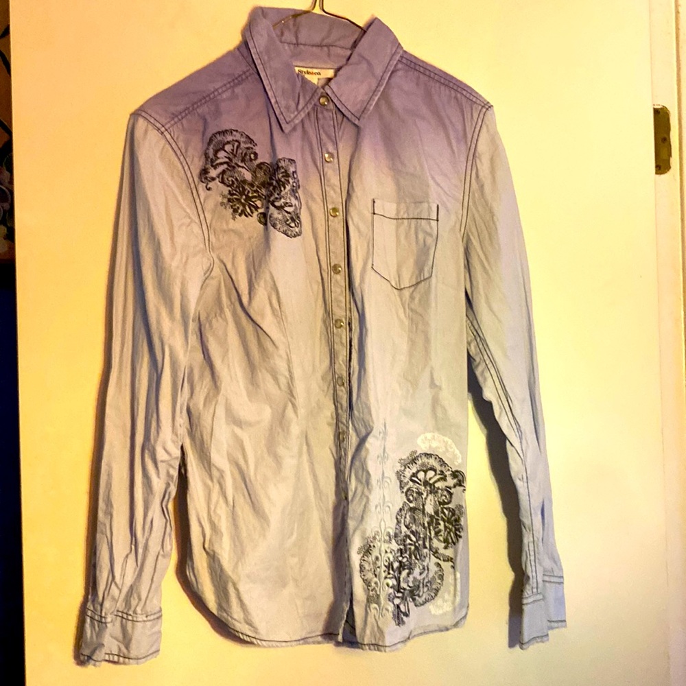 Women’s cowgirl-like shirt. Button down snaps, size 12.